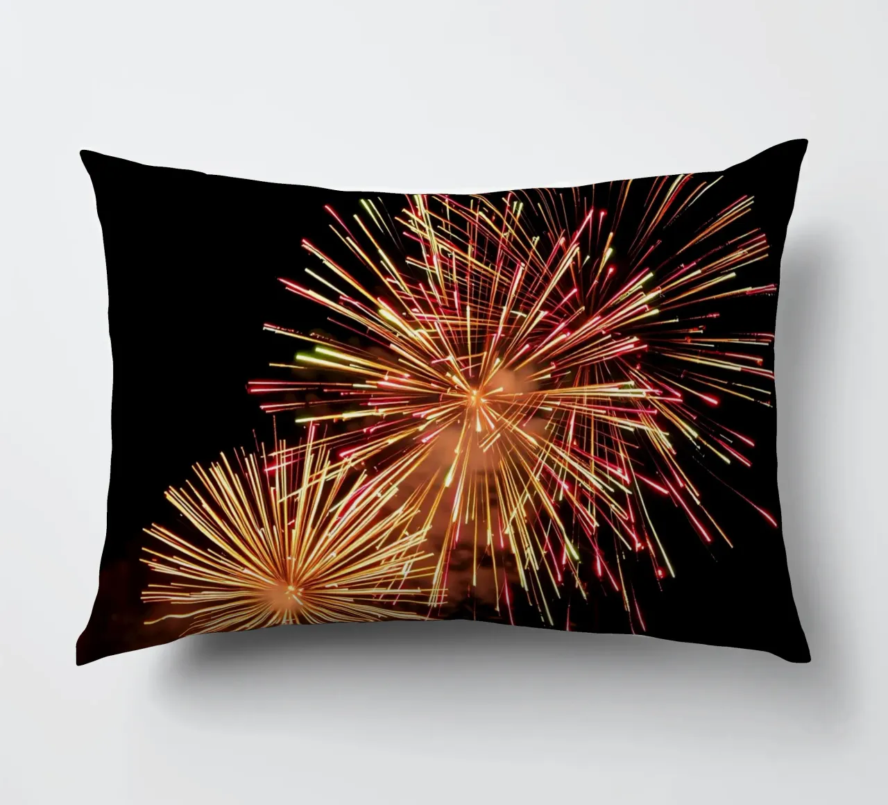 i fuochi d'artificio illuminano il cielo notturno in un'esibizione spettacolare cuscino da DesignDoodle