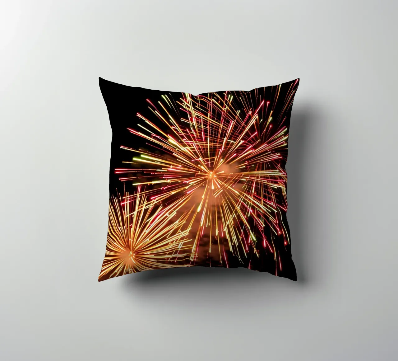 i fuochi d'artificio illuminano il cielo notturno in un'esibizione spettacolare cuscino da DesignDoodle