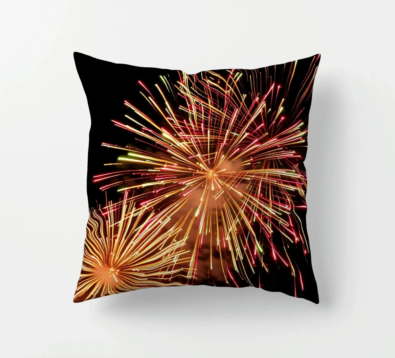 i fuochi d'artificio illuminano il cielo notturno in un'esibizione spettacolare cuscino da DesignDoodle
