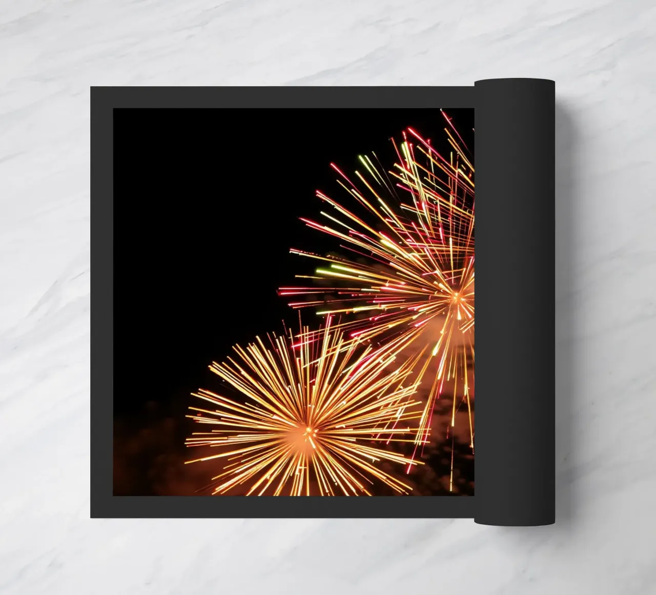 i fuochi d'artificio illuminano il cielo notturno in un'esibizione spettacolare zerbino da DesignDoodle