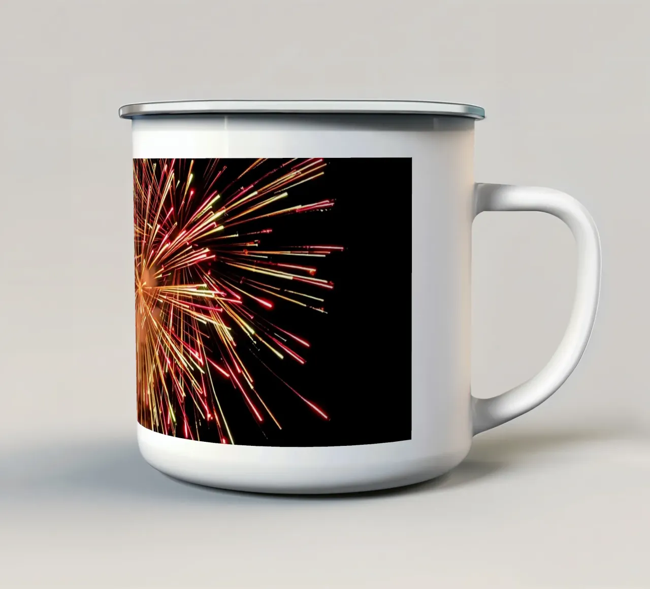 i fuochi d'artificio illuminano il cielo notturno in un'esibizione spettacolare tazza in smalto da DesignDoodle