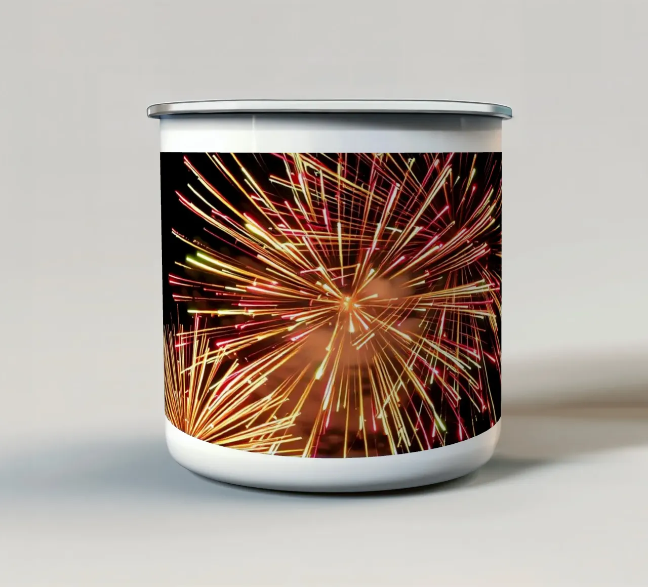 i fuochi d'artificio illuminano il cielo notturno in un'esibizione spettacolare tazza in smalto da DesignDoodle