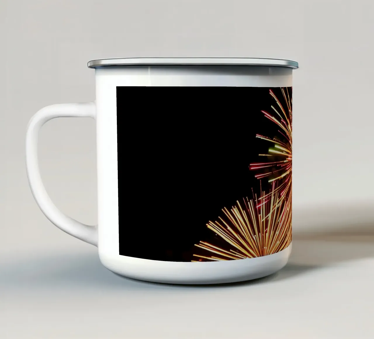 i fuochi d'artificio illuminano il cielo notturno in un'esibizione spettacolare tazza in smalto da DesignDoodle