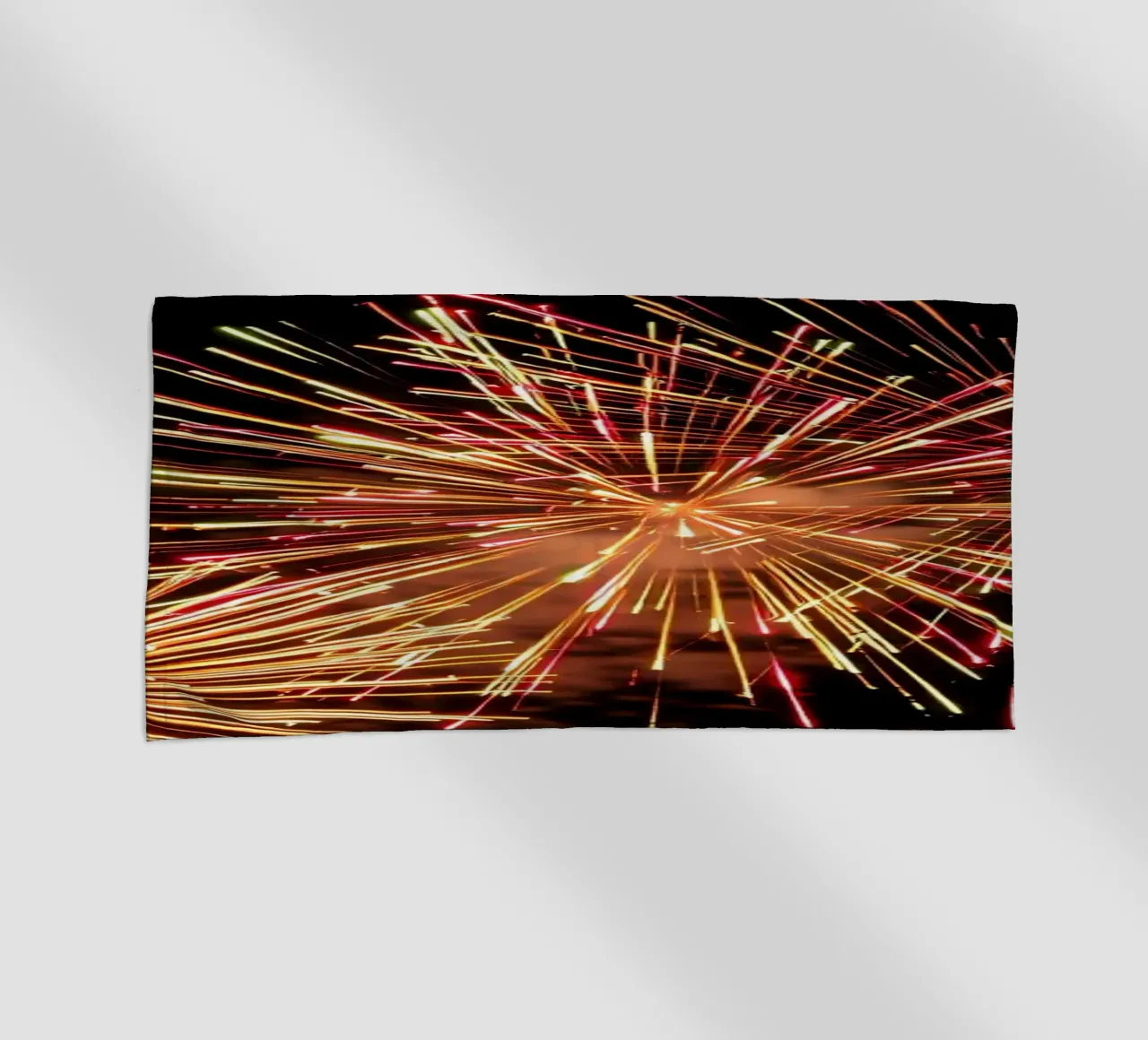 i fuochi d'artificio illuminano il cielo notturno in un'esibizione spettacolare telo mare da DesignDoodle