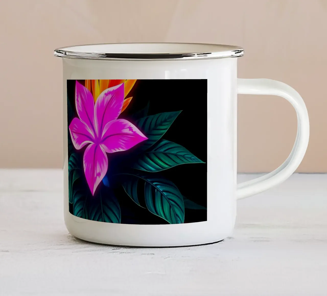 Il design floreale è caratterizzato da fiori luminosi e foglie verdi. tazza in smalto da DesignDoodle