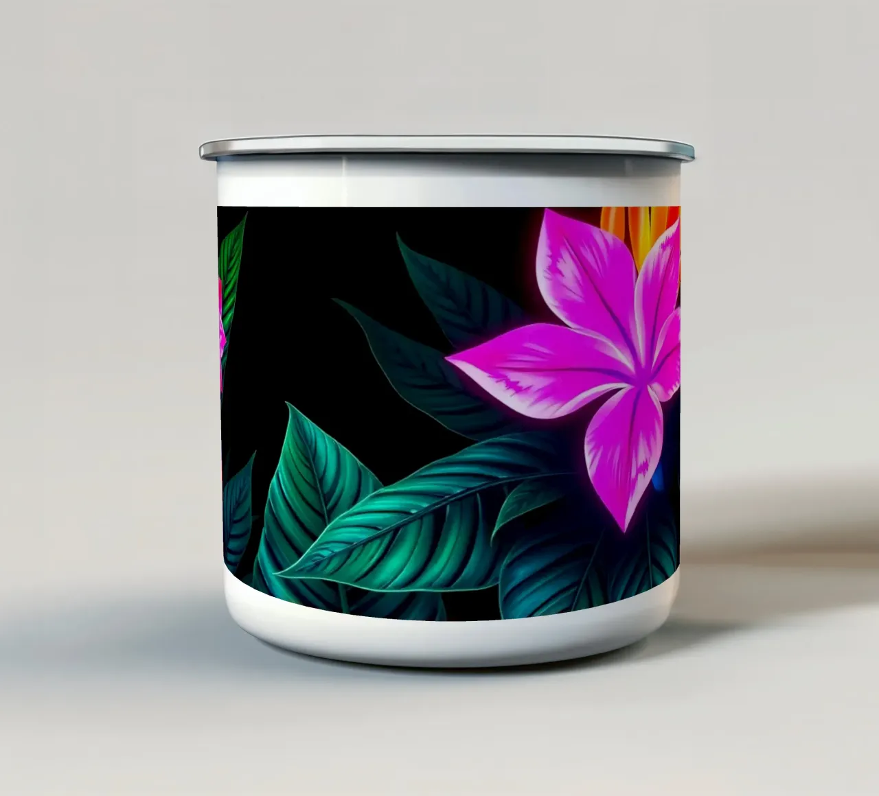 Il design floreale è caratterizzato da fiori luminosi e foglie verdi. tazza in smalto da DesignDoodle