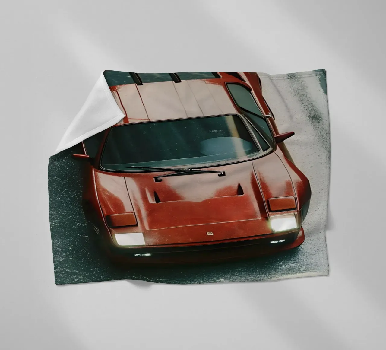 Auto da corsa rossa coperta in pile da CAR EDITION