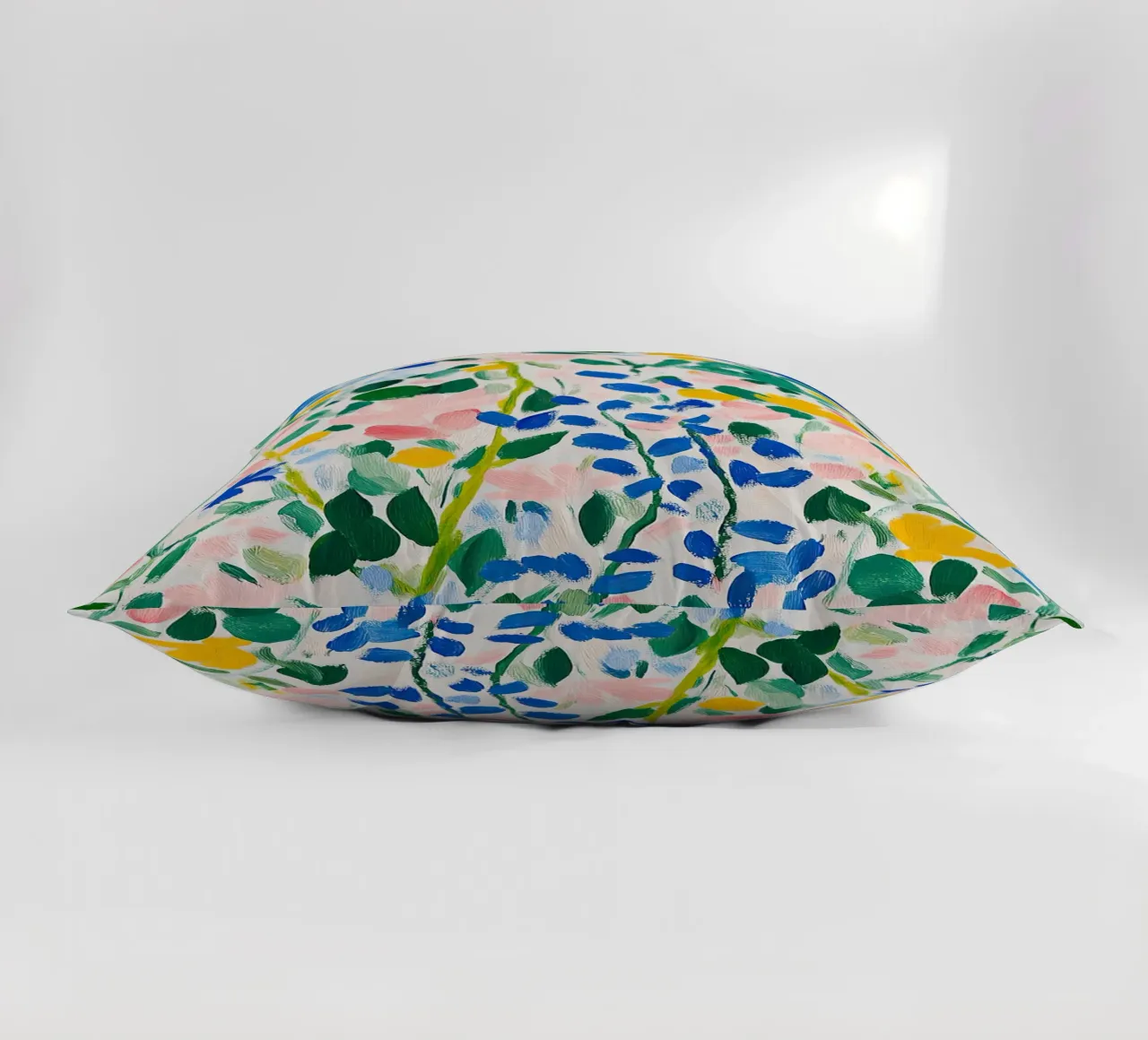 Un tripudio di colori in un mare di fiori cuscino da Nikis Art Studio