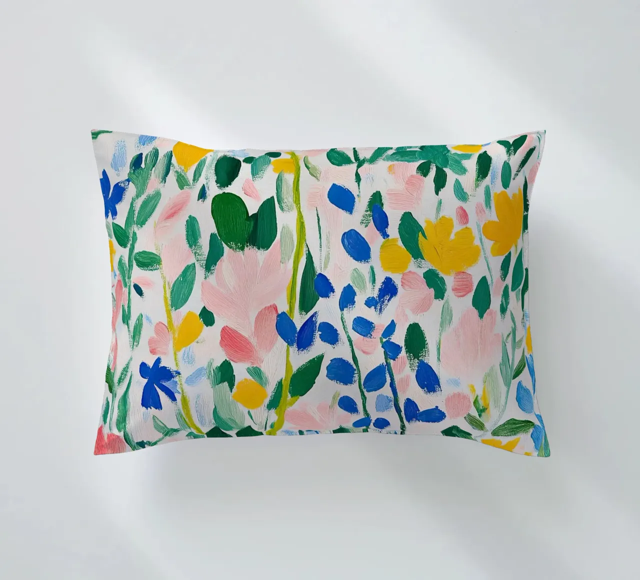 Un tripudio di colori in un mare di fiori cuscino da Nikis Art Studio