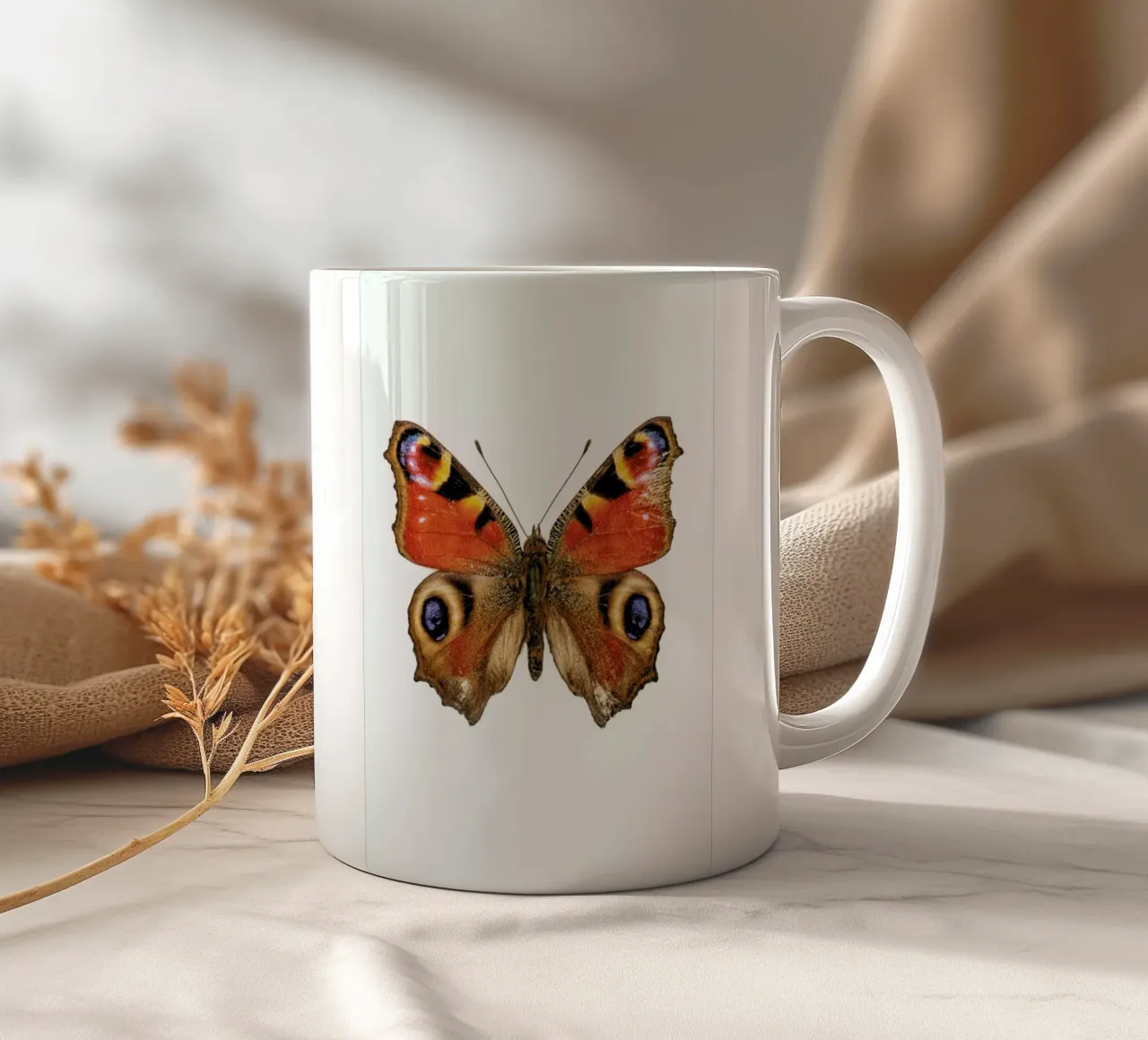 Butterfly tazza in ceramica da Curious Collections by Marielle Leenders