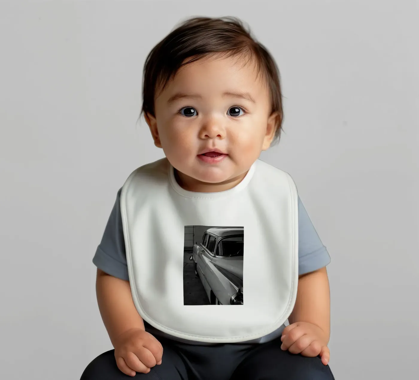 Monochrome Oldtimer Babylätzchen von CAR EDITION