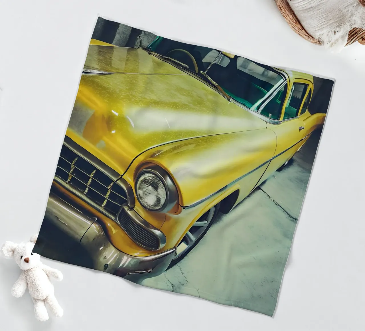 Gelber Oldtimer Fleecedecke von CAR EDITION