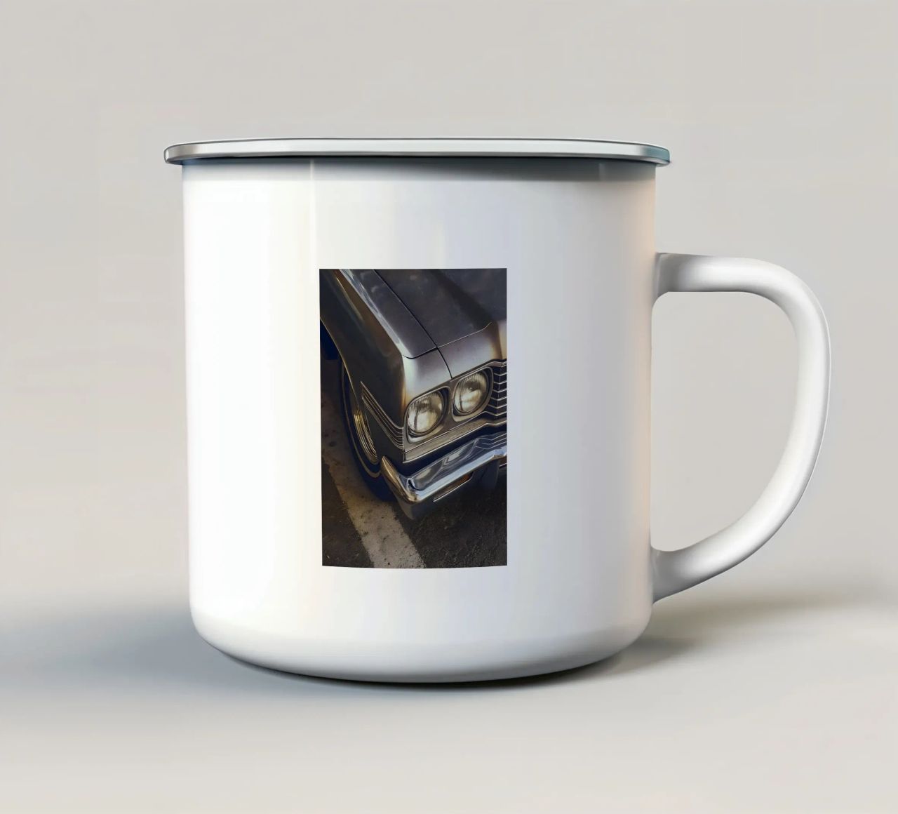 Dettaglio frontale di un'auto d'epoca tazza in smalto da CAR EDITION