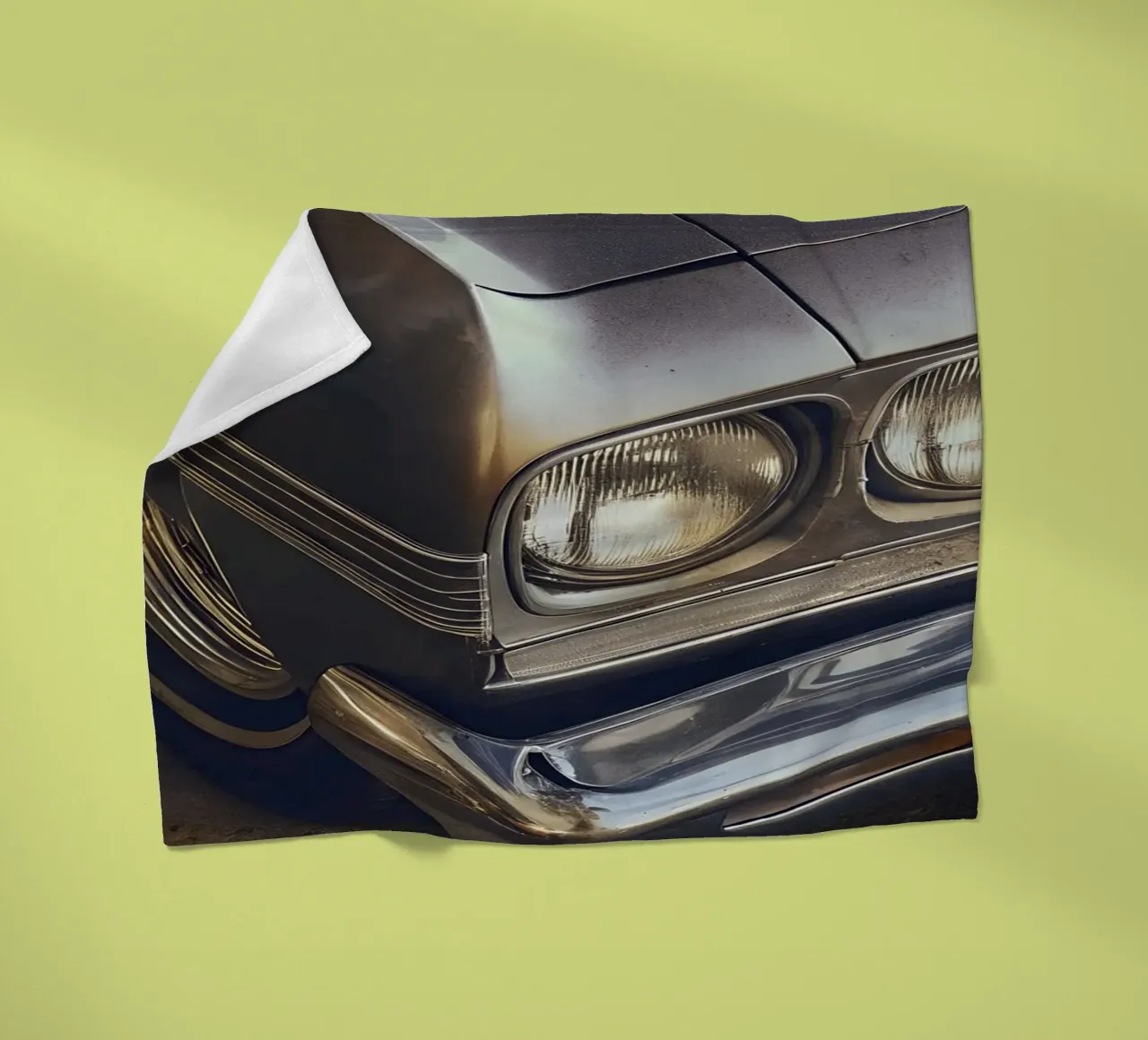 Dettaglio frontale di un'auto d'epoca coperta in pile da CAR EDITION
