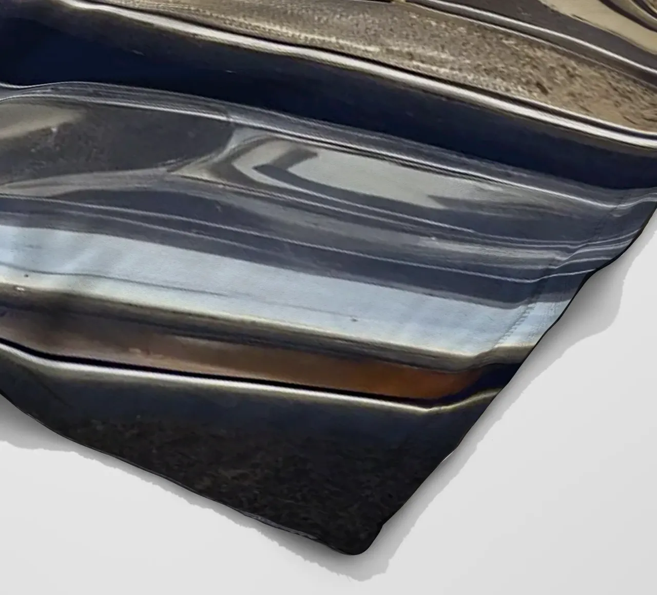 Dettaglio frontale di un'auto d'epoca coperta in pile da CAR EDITION