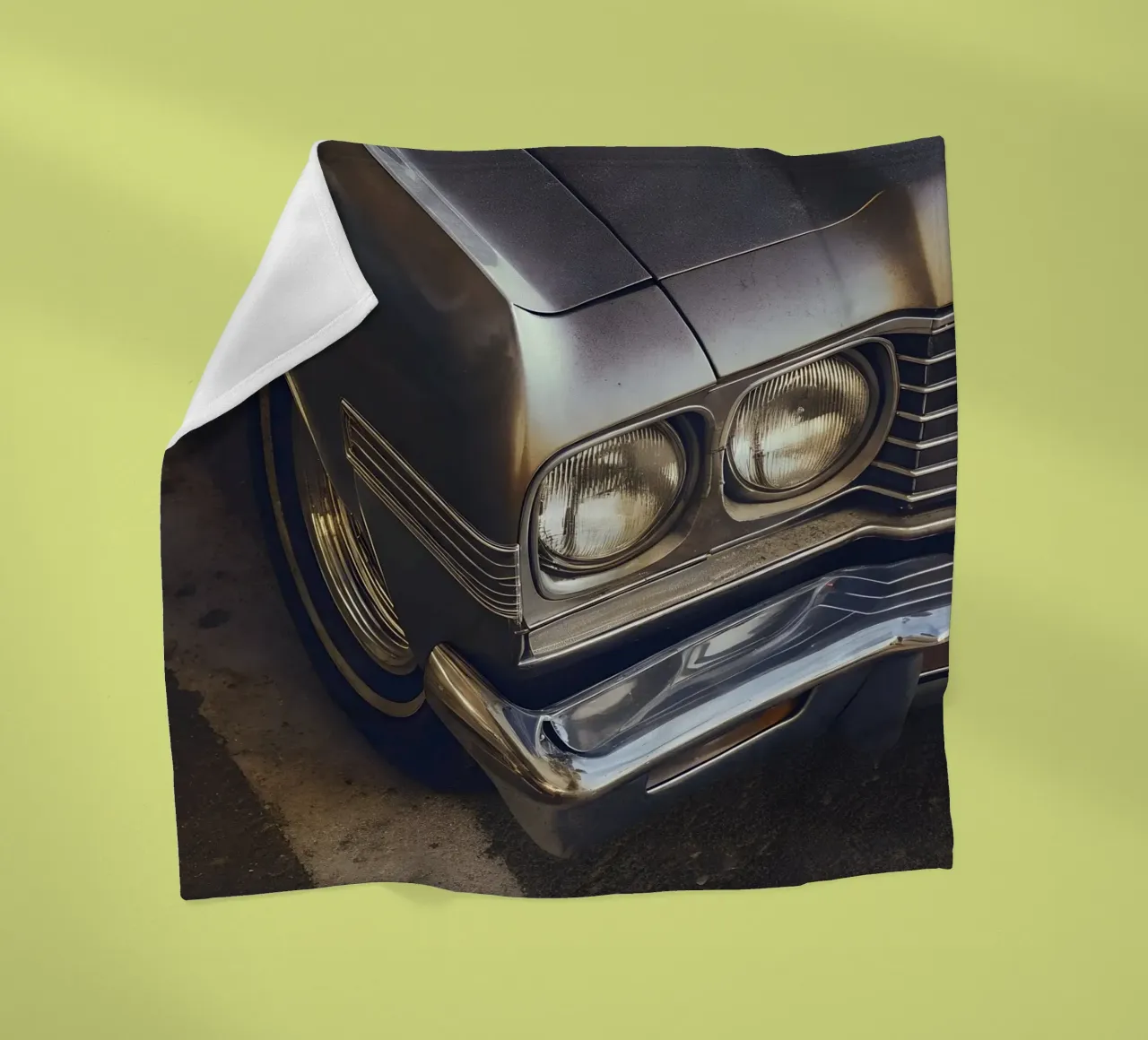 Dettaglio frontale di un'auto d'epoca coperta in pile da CAR EDITION