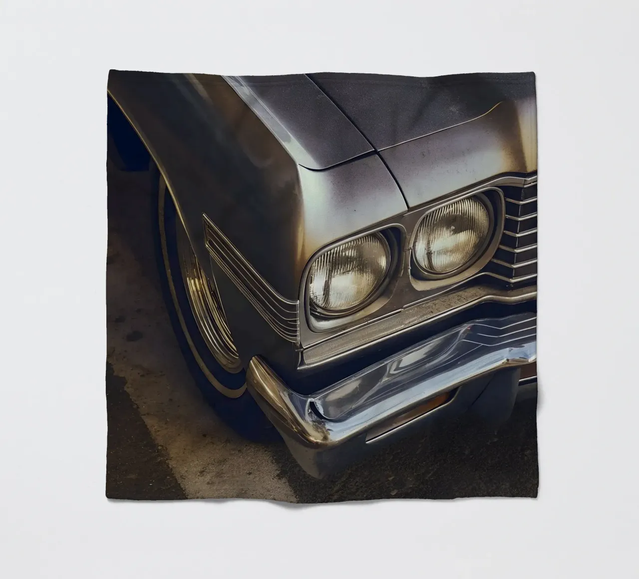 Dettaglio frontale di un'auto d'epoca coperta in pile da CAR EDITION