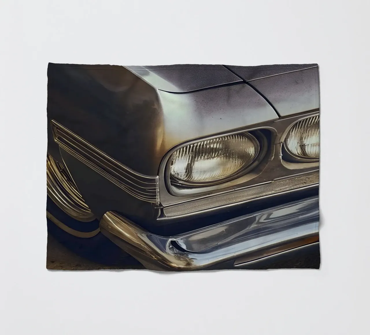 Dettaglio frontale di un'auto d'epoca coperta in pile da CAR EDITION