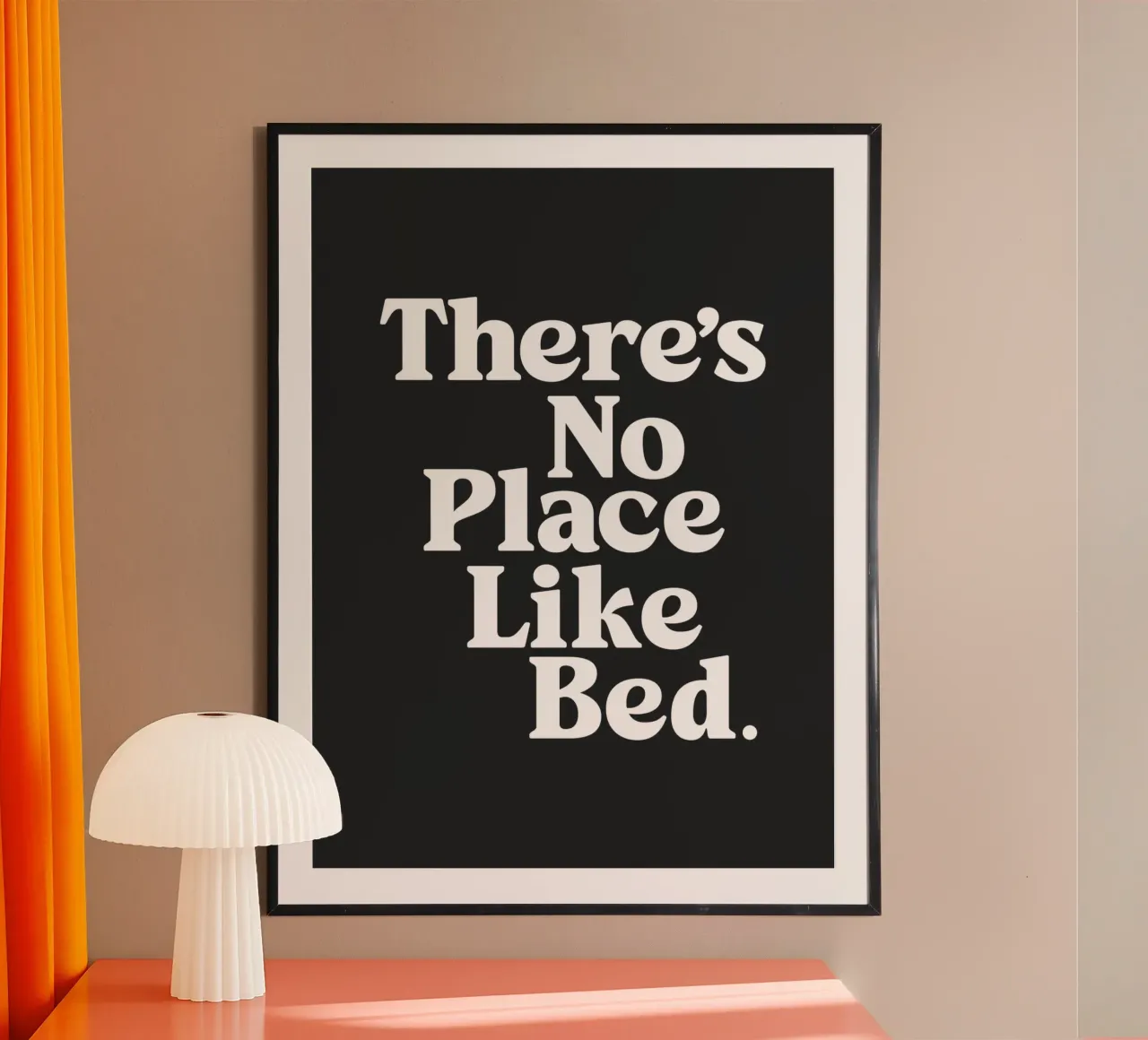 Non c'è posto come il letto Arte monocromatica minimalista per la camera da letto poster da THE MOTIVATED TYPE
