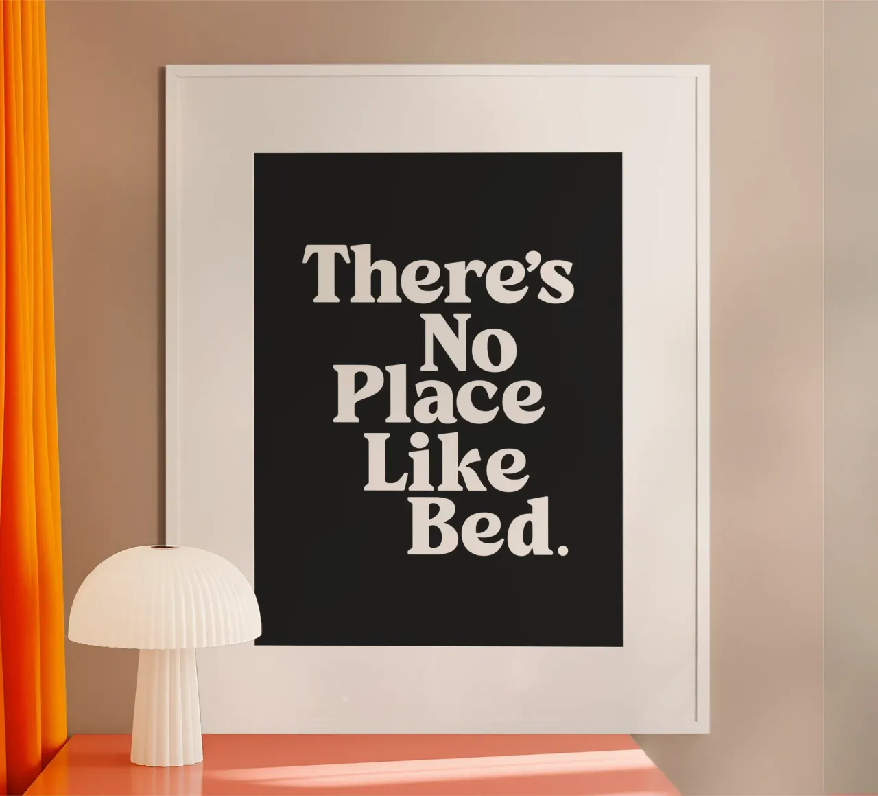 Non c'è posto come il letto Arte monocromatica minimalista per la camera da letto poster da THE MOTIVATED TYPE