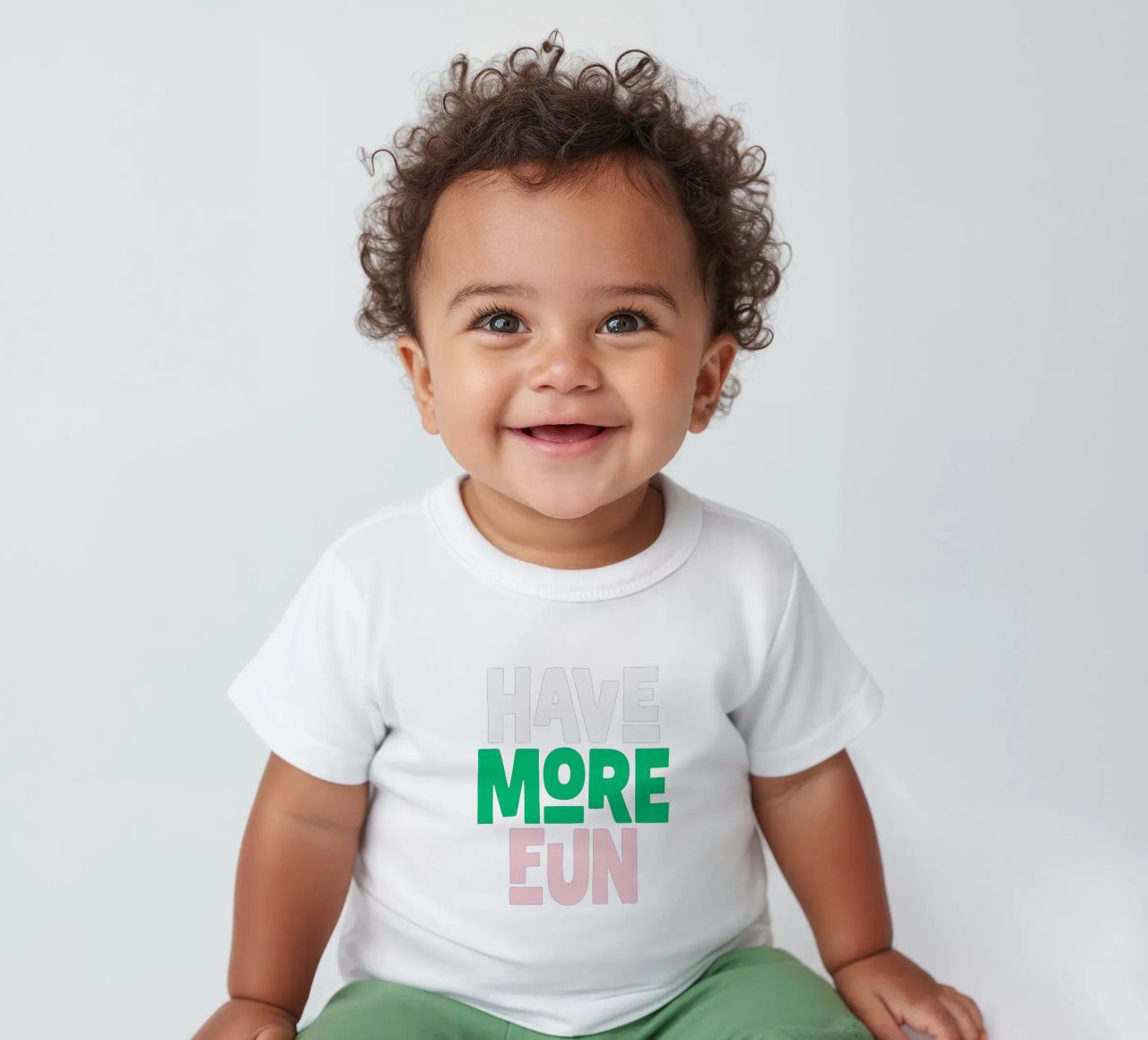 Divertirsi di più Design allegro e giocoso, moderno e colorato maglietta neonato da THE MOTIVATED TYPE
