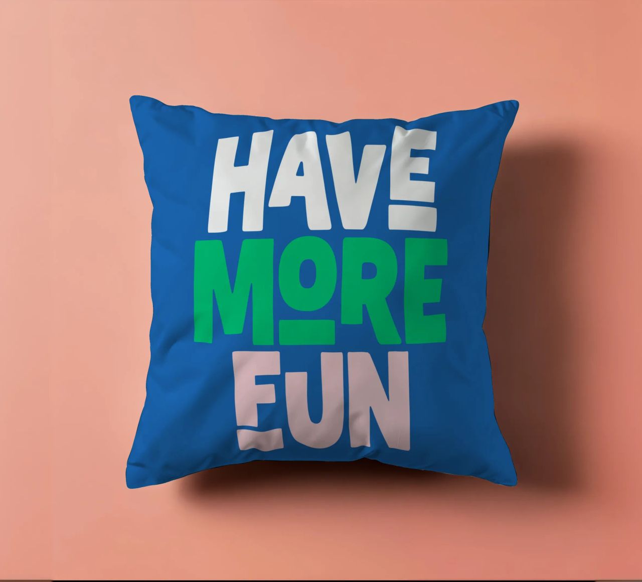 Divertirsi di più Design allegro e giocoso, moderno e colorato cuscino da THE MOTIVATED TYPE