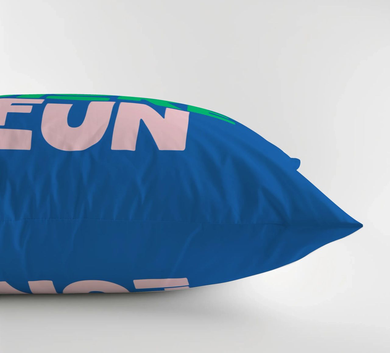 Divertirsi di più Design allegro e giocoso, moderno e colorato cuscino da THE MOTIVATED TYPE