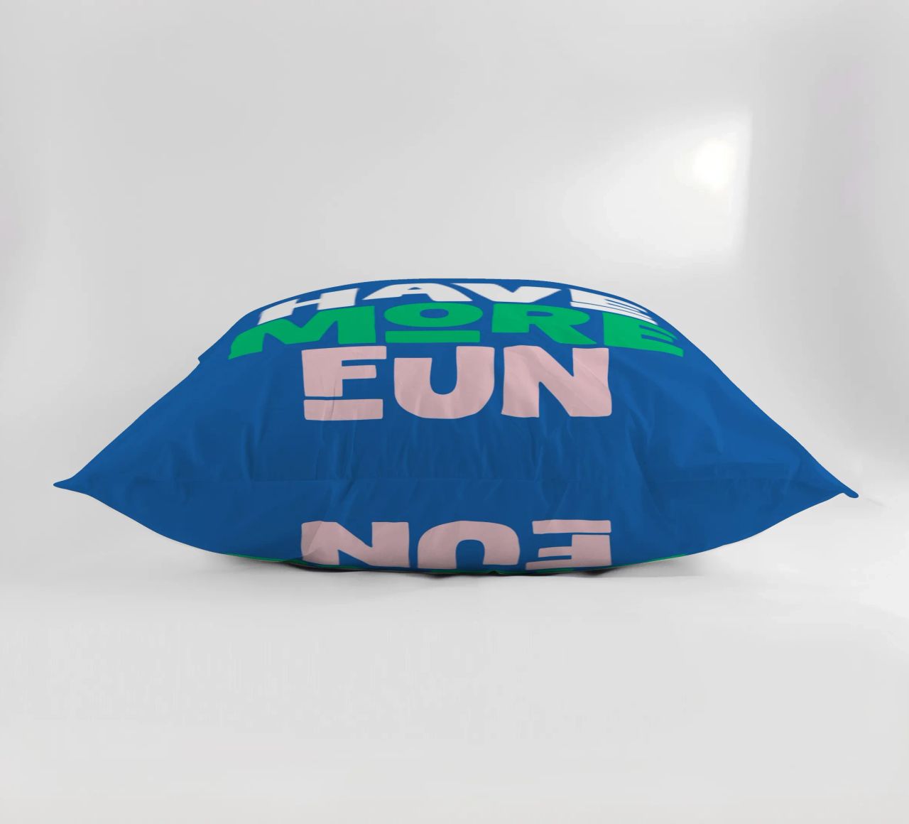 Divertirsi di più Design allegro e giocoso, moderno e colorato cuscino da THE MOTIVATED TYPE
