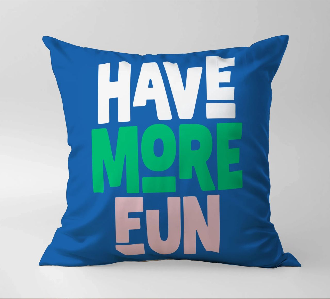 Divertirsi di più Design allegro e giocoso, moderno e colorato cuscino da THE MOTIVATED TYPE