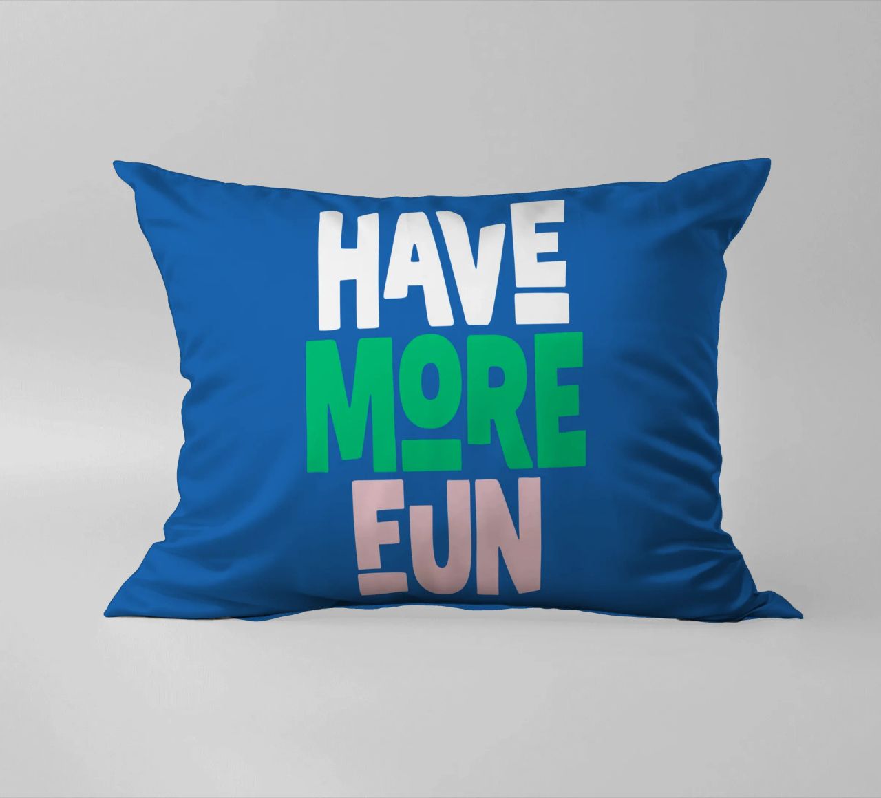Divertirsi di più Design allegro e giocoso, moderno e colorato cuscino da THE MOTIVATED TYPE