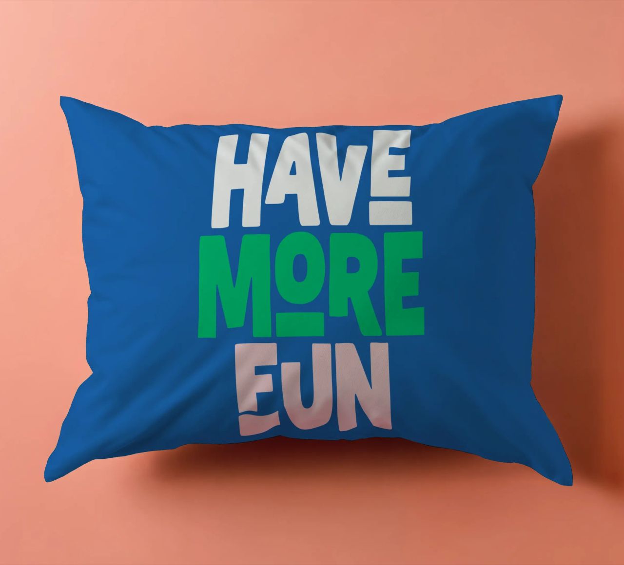 Divertirsi di più Design allegro e giocoso, moderno e colorato cuscino da THE MOTIVATED TYPE