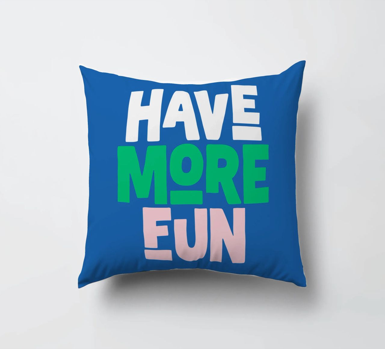 Divertirsi di più Design allegro e giocoso, moderno e colorato cuscino da THE MOTIVATED TYPE