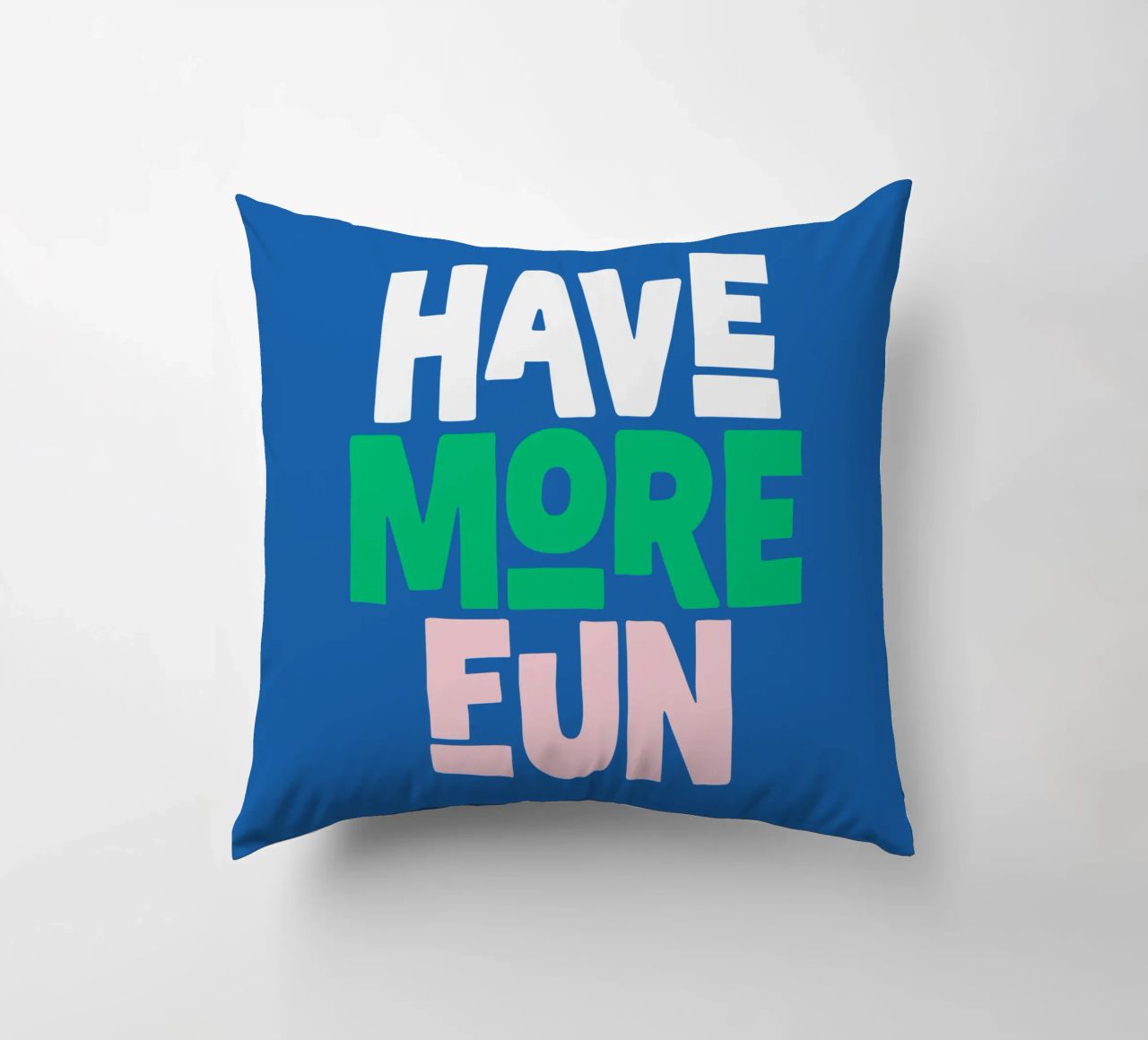 Divertirsi di più Design allegro e giocoso, moderno e colorato cuscino da THE MOTIVATED TYPE