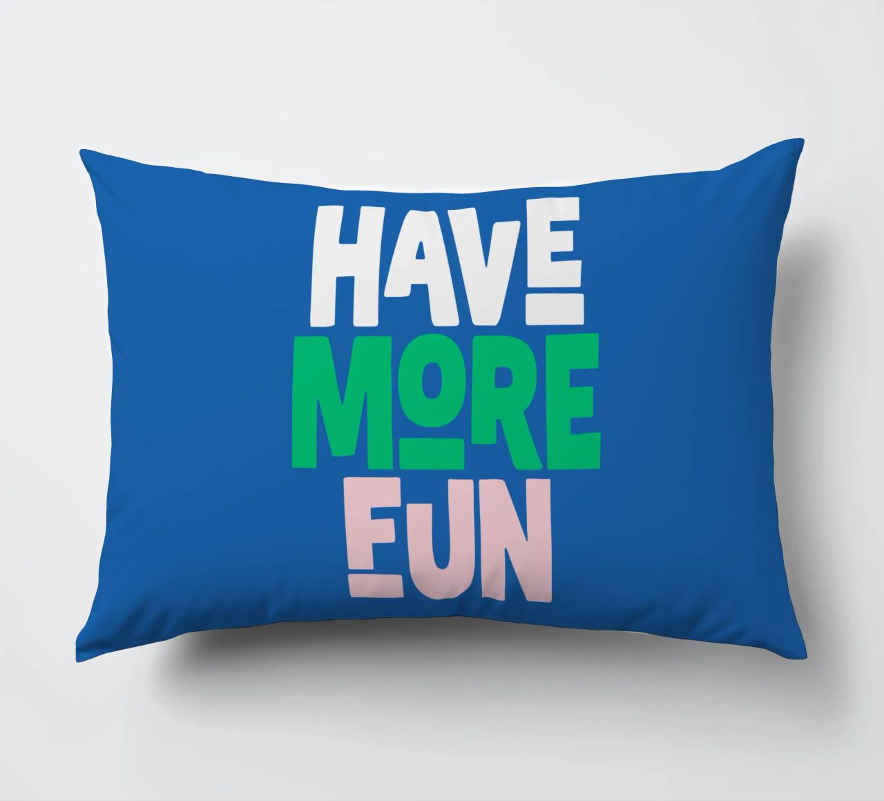 Divertirsi di più Design allegro e giocoso, moderno e colorato cuscino da THE MOTIVATED TYPE