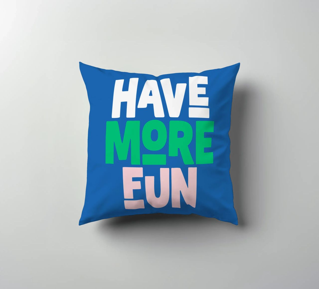 Divertirsi di più Design allegro e giocoso, moderno e colorato cuscino da THE MOTIVATED TYPE