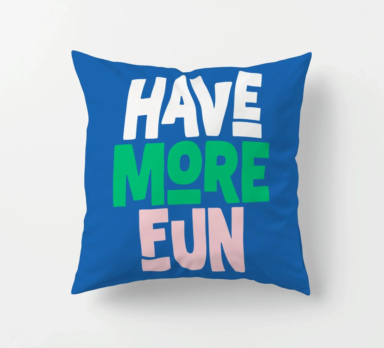 Divertirsi di più Design allegro e giocoso, moderno e colorato cuscino da THE MOTIVATED TYPE