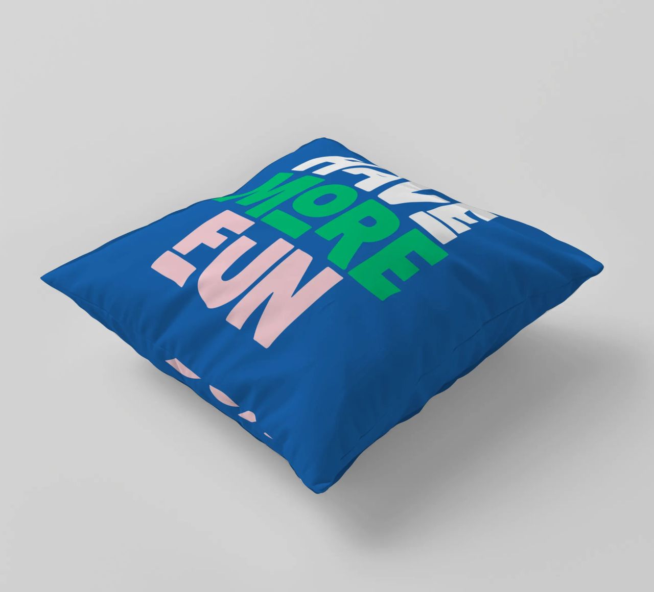 Divertirsi di più Design allegro e giocoso, moderno e colorato cuscino da THE MOTIVATED TYPE