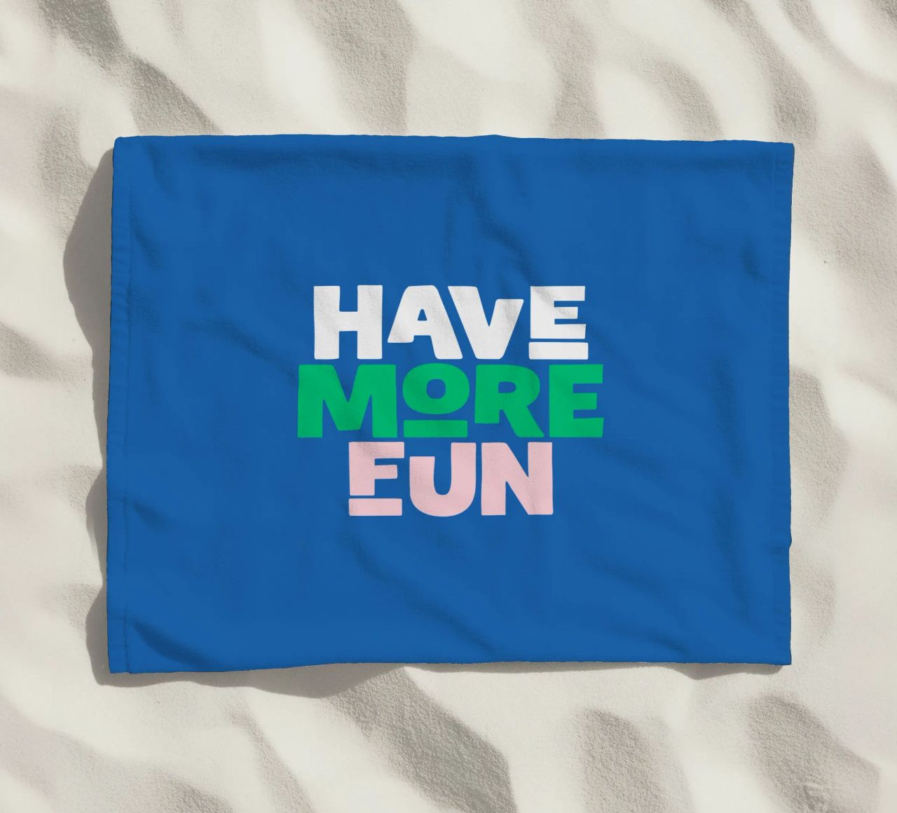 Divertirsi di più Design allegro e giocoso, moderno e colorato telo mare da THE MOTIVATED TYPE