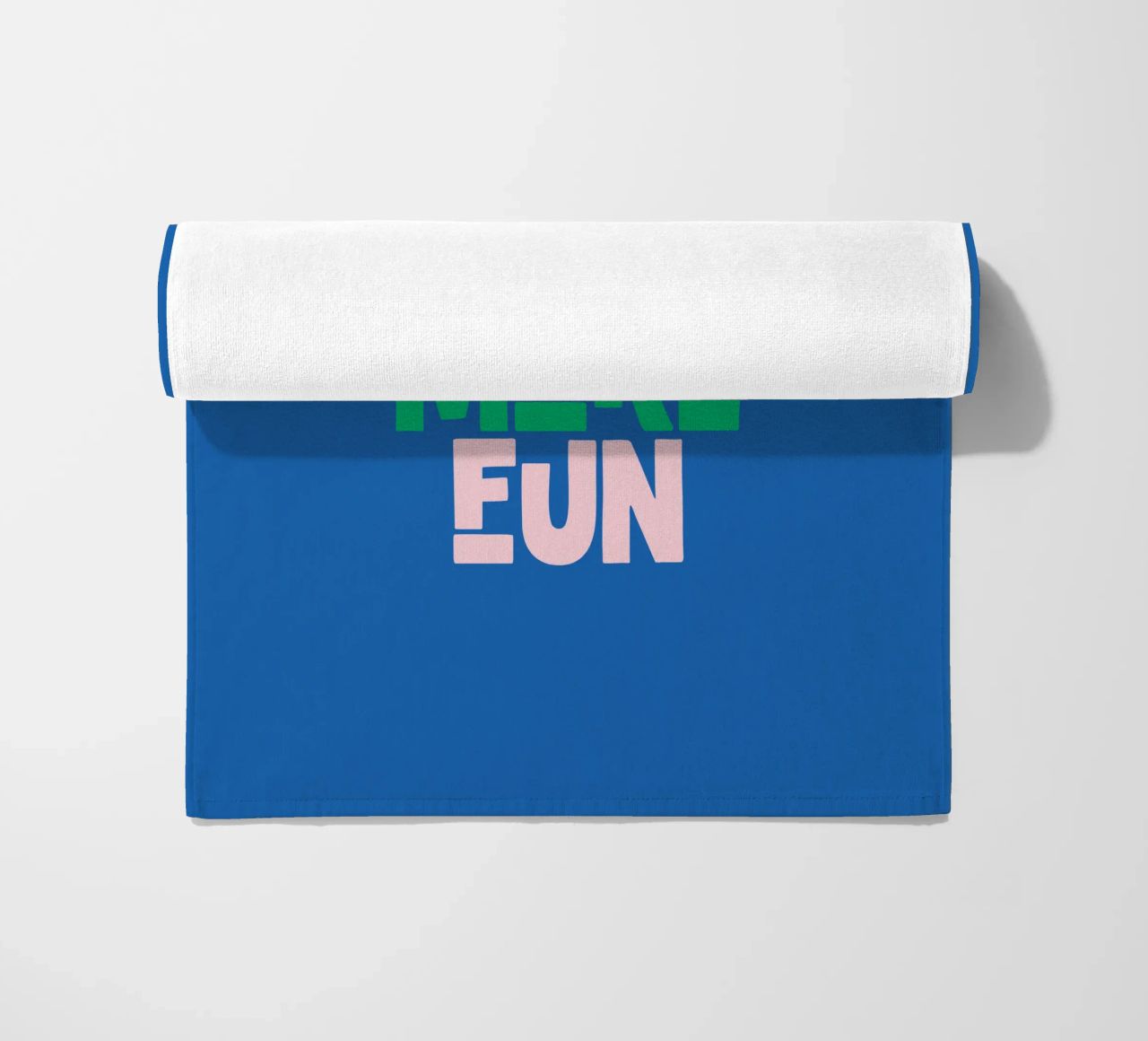 Divertirsi di più Design allegro e giocoso, moderno e colorato telo mare da THE MOTIVATED TYPE