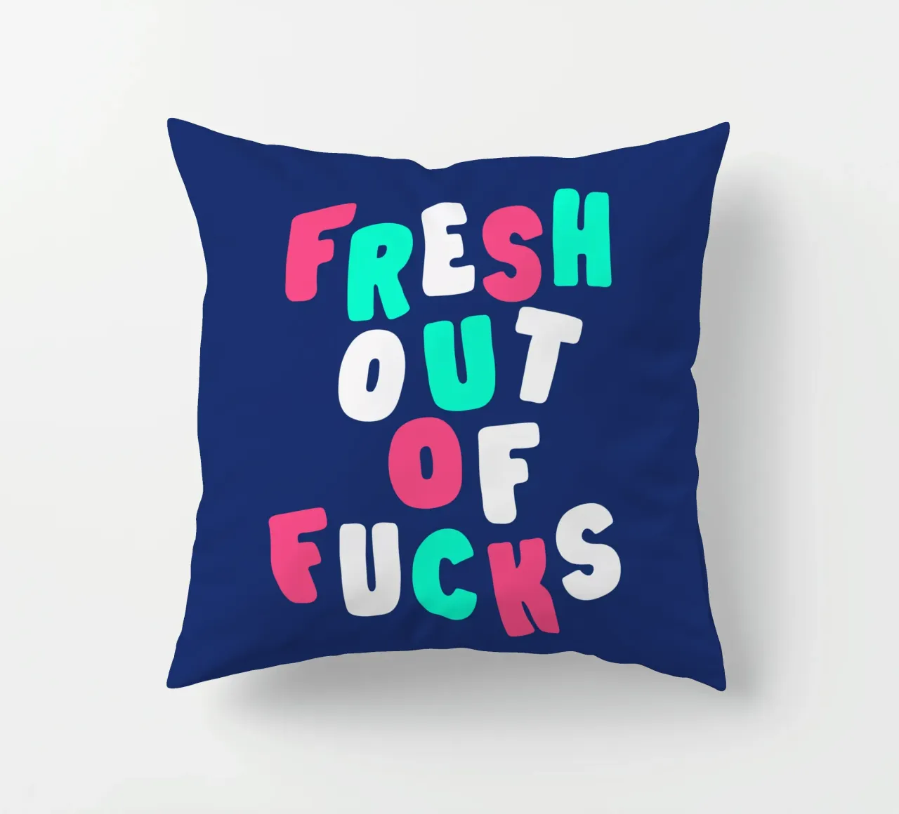 Fresh Out of Fucks Sassy Bold Sarcastic Typography Design cuscino da THE MOTIVATED TYPE