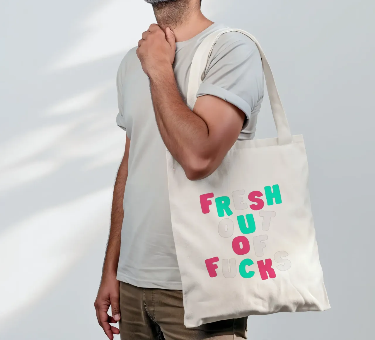 Fresh Out of Fucks Sassy Bold Sarcastic Typography Design borsa in juta da THE MOTIVATED TYPE