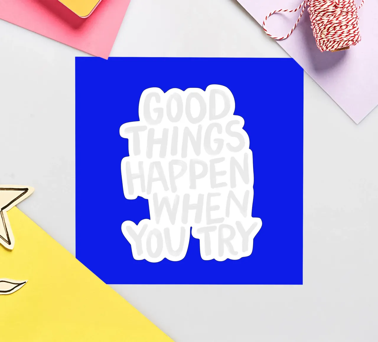 Les bonnes choses arrivent lorsque l'on essaie un design positif et motivant autocollant de THE MOTIVATED TYPE
