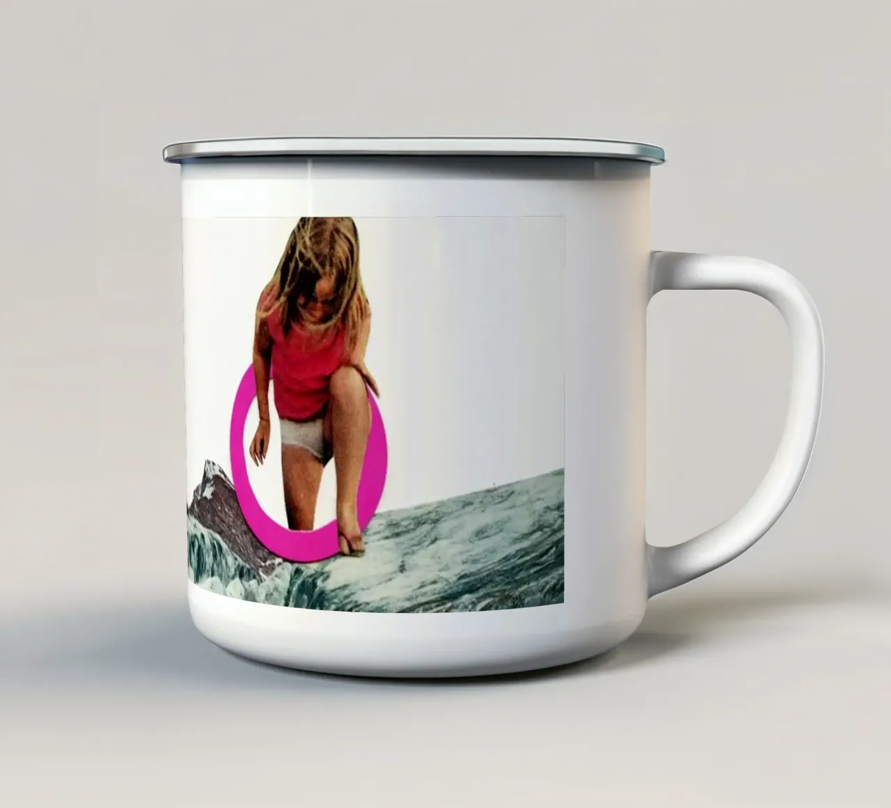 Un altro mondo tazza in smalto da Cassia Beck Collage