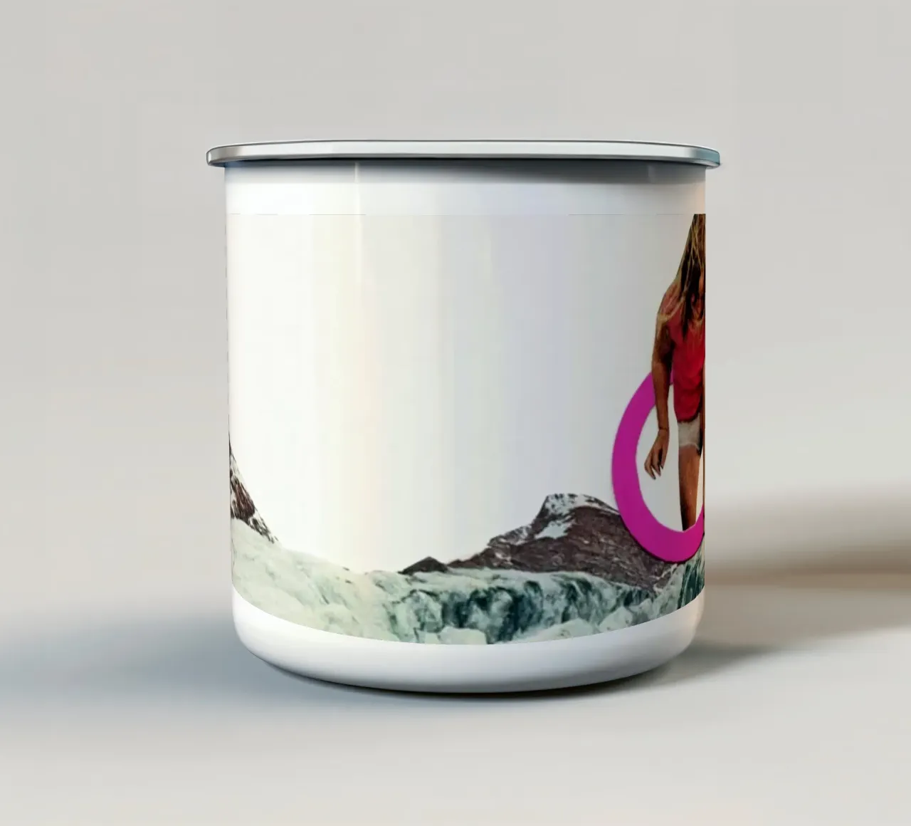 Un altro mondo tazza in smalto da Cassia Beck Collage