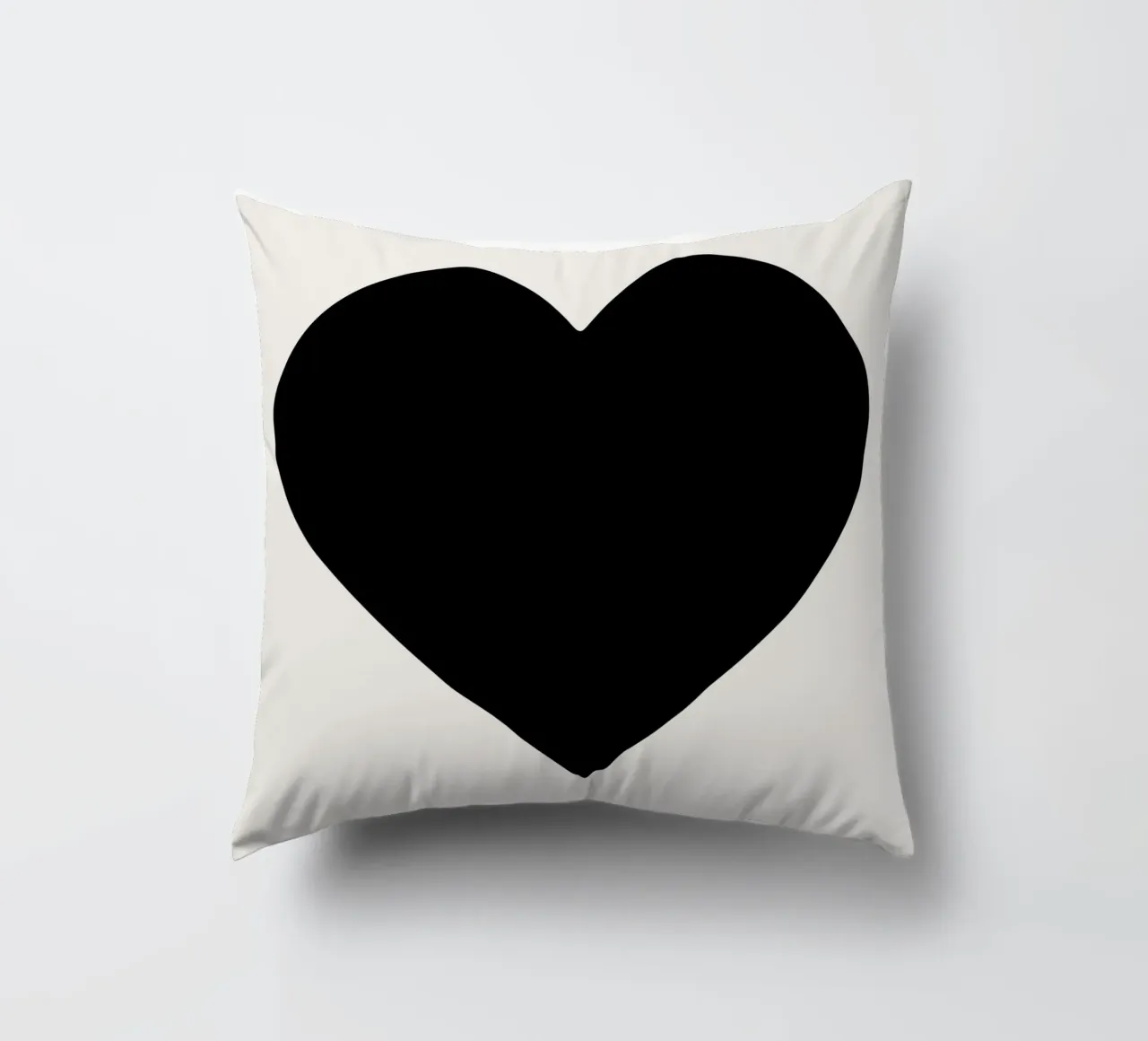 Cuore nero cuscino da Rose Beck Art