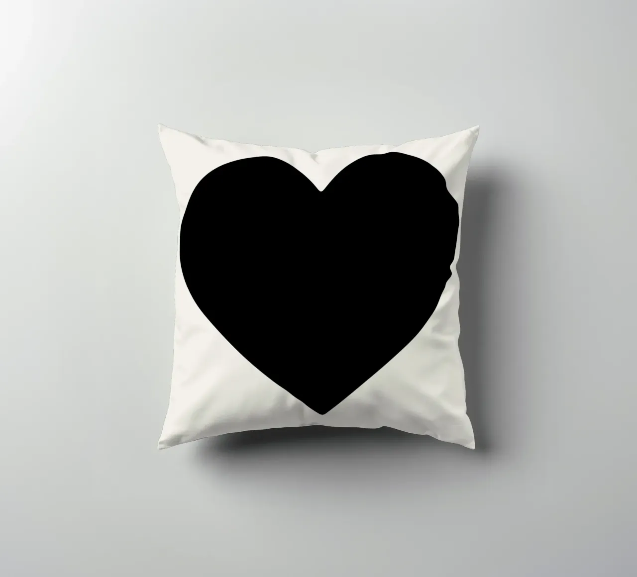 Cuore nero cuscino da Rose Beck Art