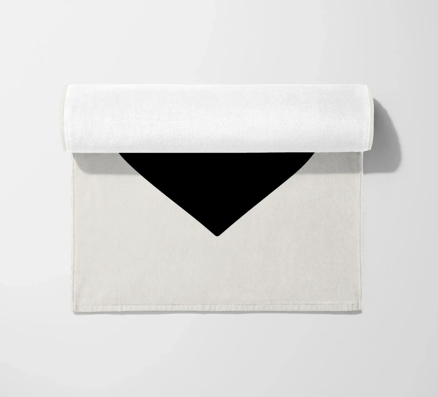 Schwarzes Herz Strandtuch von Rose Beck Art