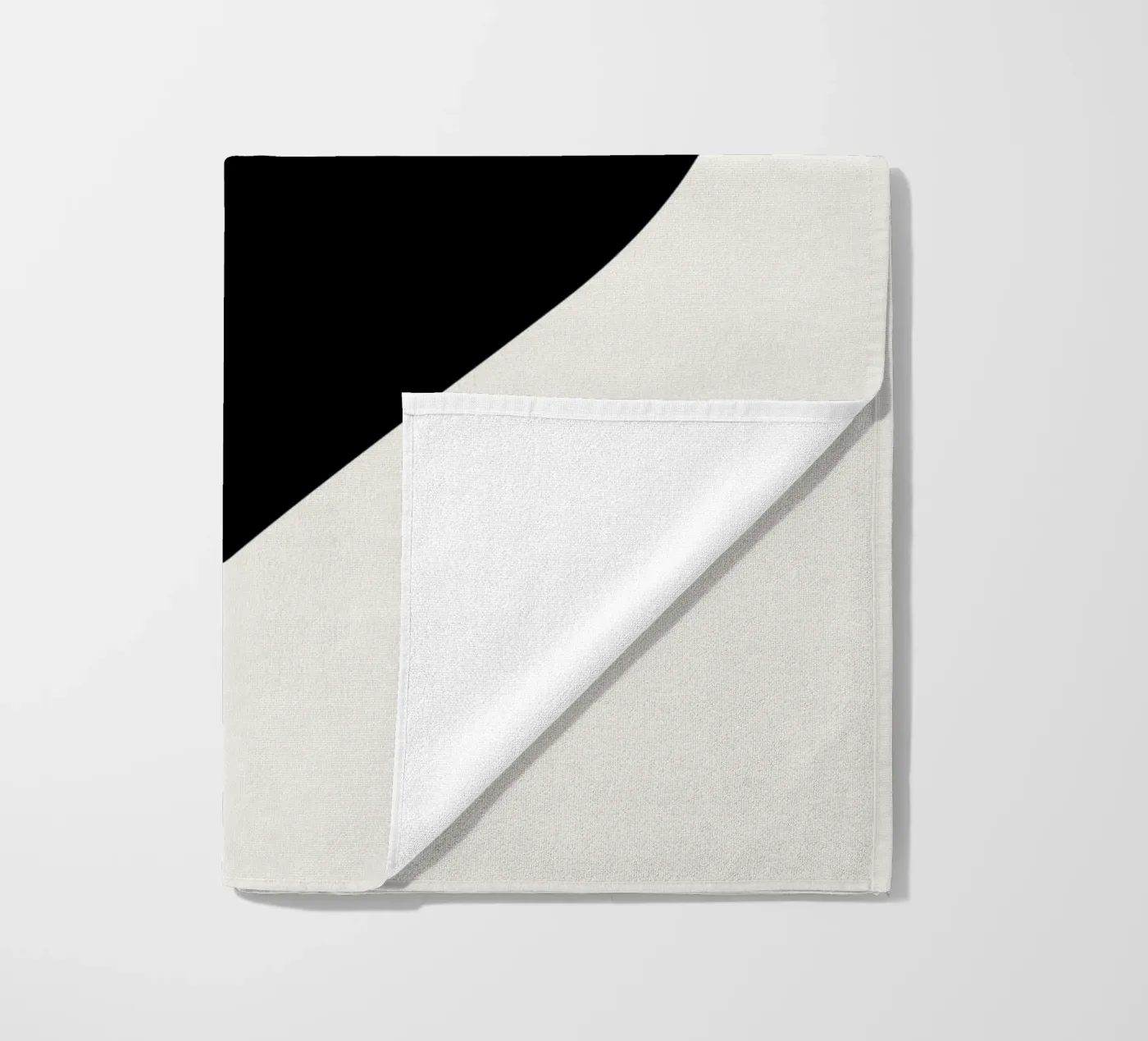 Schwarzes Herz Strandtuch von Rose Beck Art