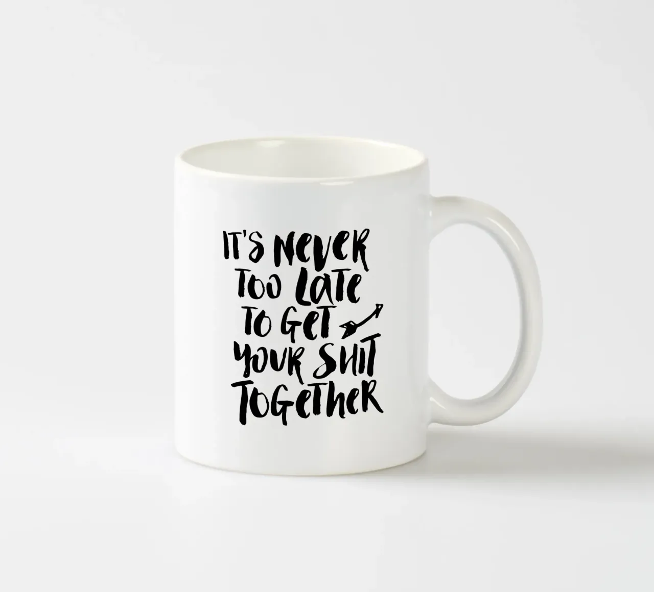 Es ist nie zu spät, seinen Scheiß auf die Reihe zu kriegen Keramik Tasse von THE MOTIVATED TYPE