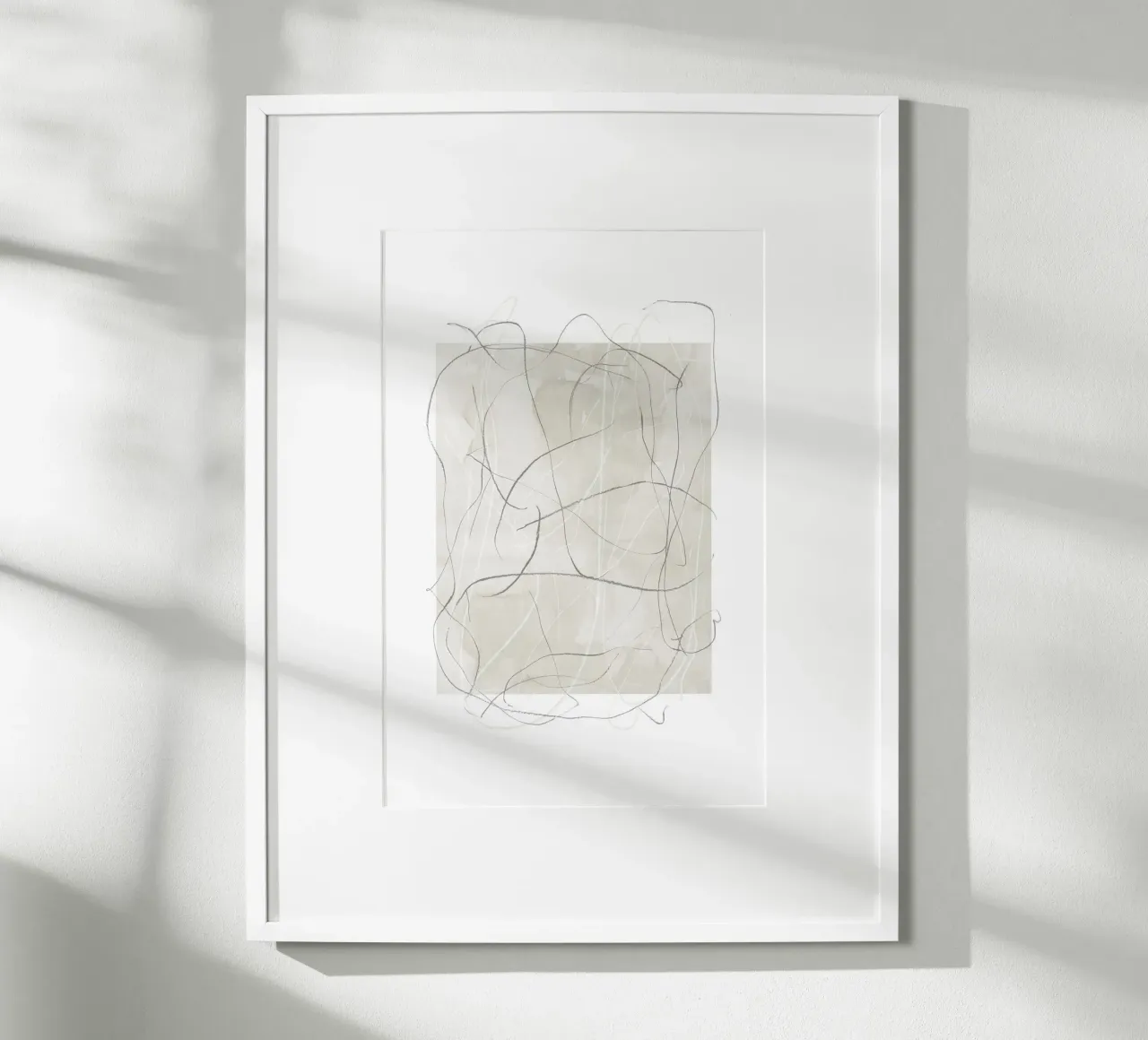 Scarabocchi a matita grigia poster con telaio in legno da NouveauPrints